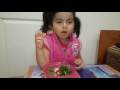 Niña 3 años comiendo verduras... 3 year old eating veggies.