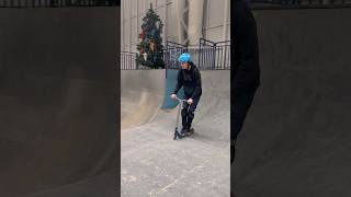Кто так сможет съехать вниз?😀 #самокат #скейтпарк #трюкинасамокате #трюки #skatepark #scooter