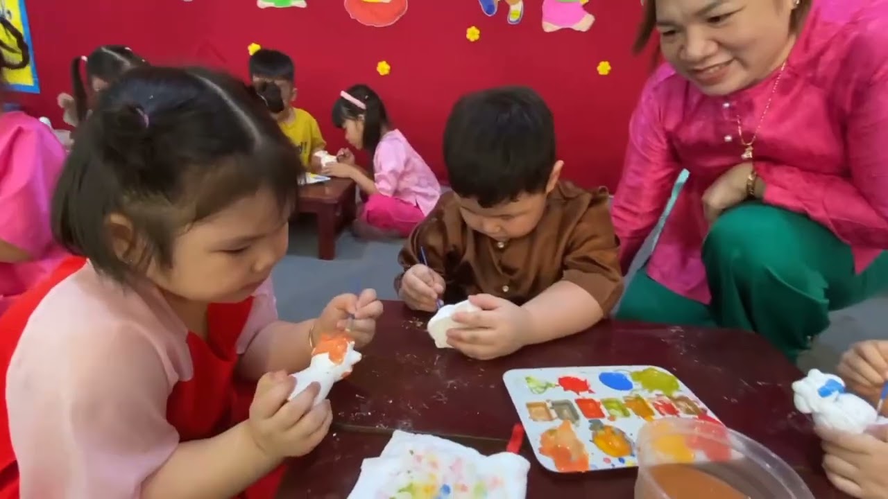 Bé Chồi 2 chơi hội chợ Xuân 