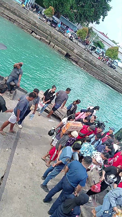 Penumpang naik ke kapal berdesakan#pelabuhanmelonguane#kmgregorius