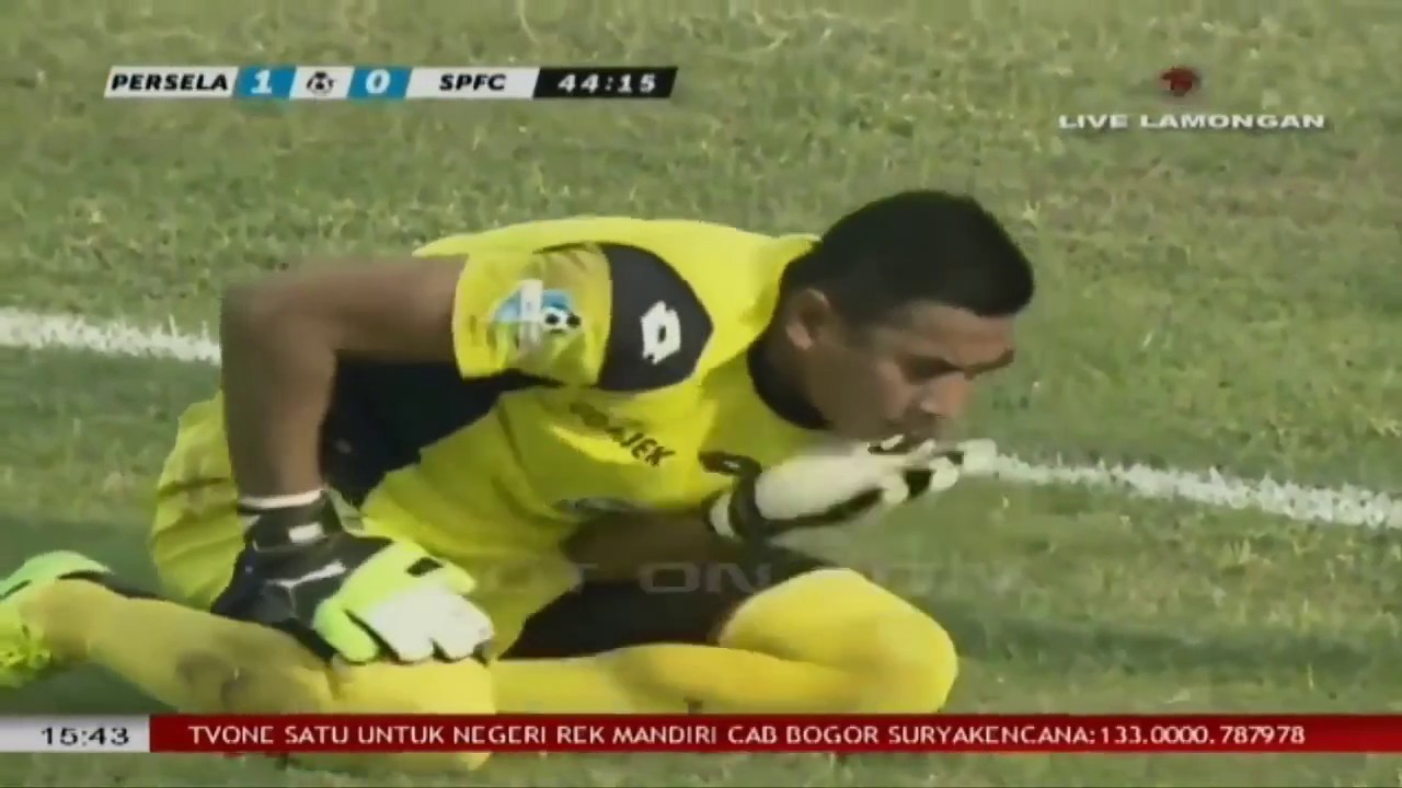 Insiden Meninggalnya Tabrakan Kiper Persela Lamongan Choirul Huda - YouTube