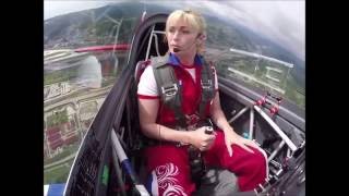 La guapísima Svetlana Kapanina, Piloto acrobático. screenshot 1