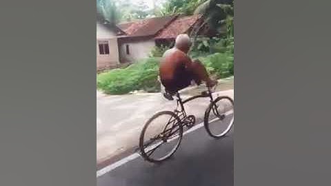 VIDEO LUCU BIKIN NGAKAK FREESTYLE ALA KAKEK-KAKEK SANTUY