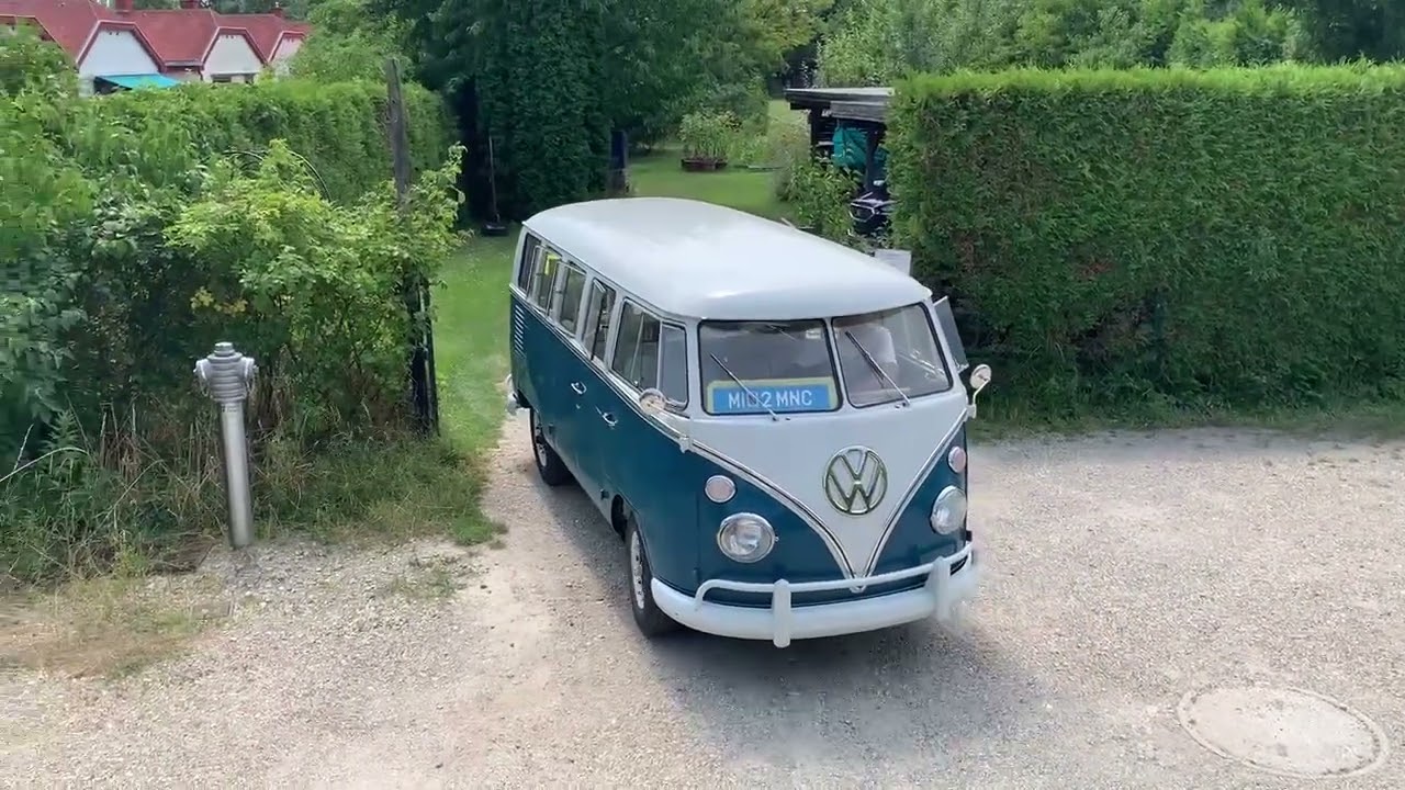 Seeblauer VW T1 Bus beim Rückwärts Einparken