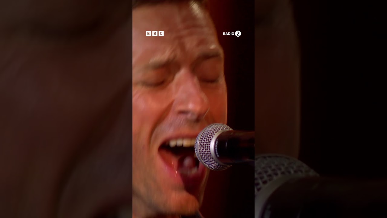 Coldplay perform Viva La Vida in the #R2PianoRoom 🧡