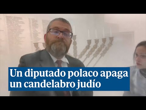 Un diputado polaco apaga con un extintor un candelabro judío en el Parlamento