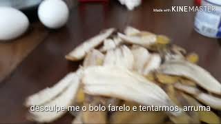 Bolo de aveia e banana com casca no liquidificador.