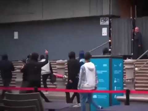 Video Scontri a Milano, il prete che mostra il dito medio ai ragazzi