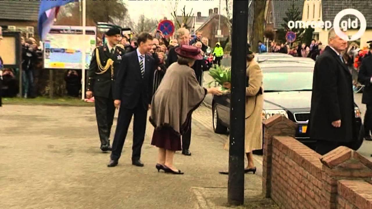 Koningin Beatrix bezoekt Toldijk - YouTube