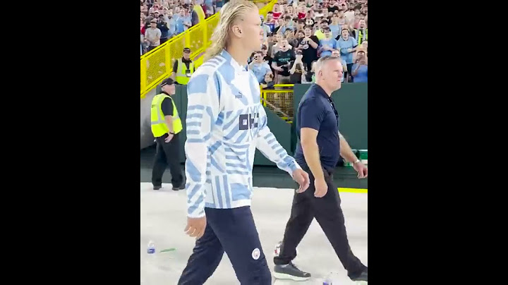 Erling Haaland waves to the crowd at Lambeau Field 👋
