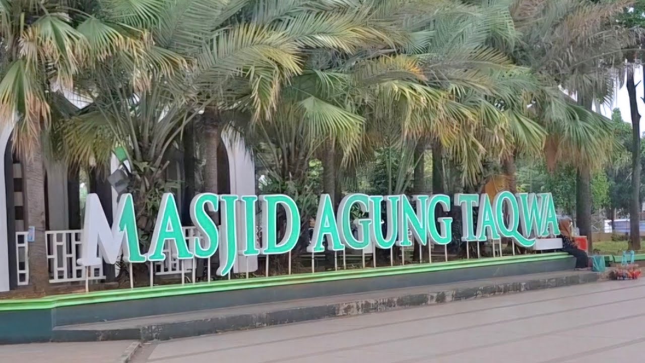 Depan Masjid Taqwa Menjelang Berbuka Puasa 