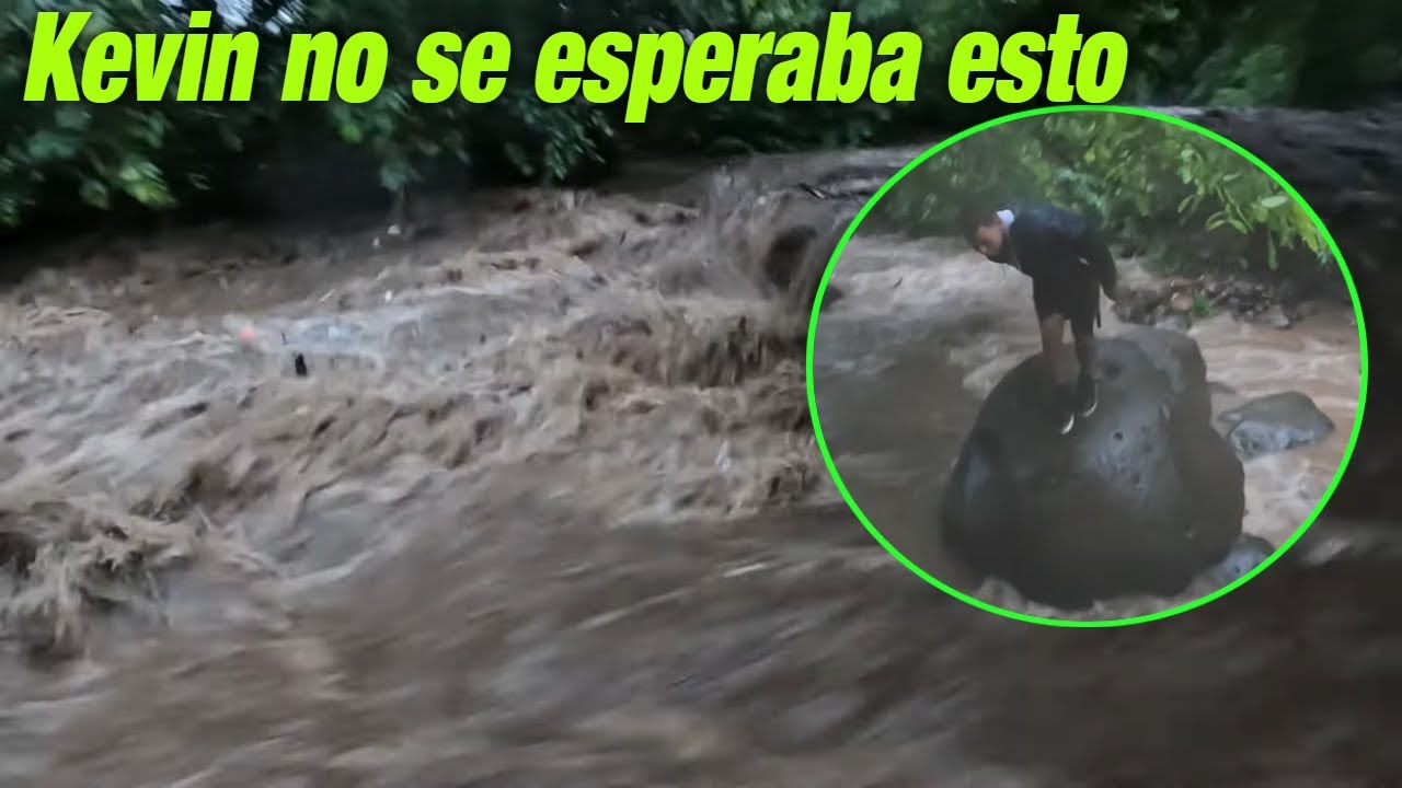 ⁣Joven se sube a una piedra sin SABER que la creciente estaba mas CERCA de lo esperado.