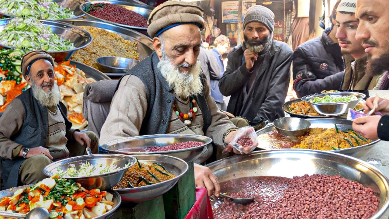 80 YEAR’S OLD HARDWORKING MAN SELLING CHANAY | 50/-Rs Only CHEAPEST DESI PAKISTANI CHOLE BREAKFAST