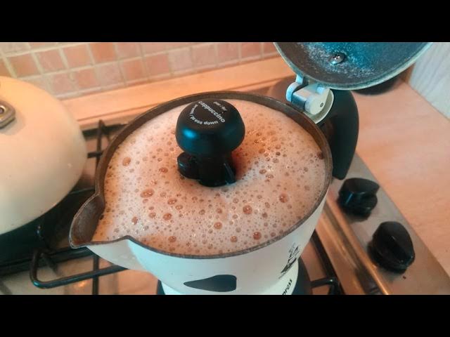 Cafetera Mukka Express la única que prepara un cappuccino cremoso