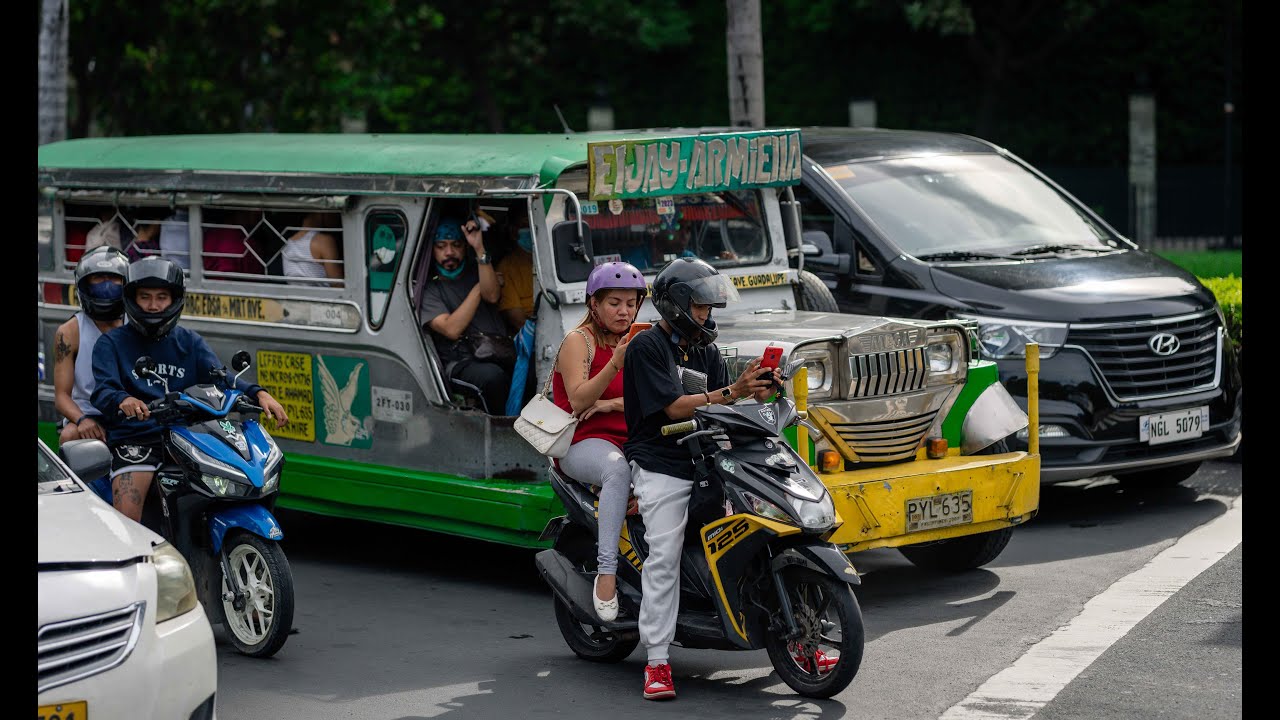 Silent Street Photography in Bonifacio Global City (BGC), Metro-Manila, Philippines (Sony A1/ 85mm)