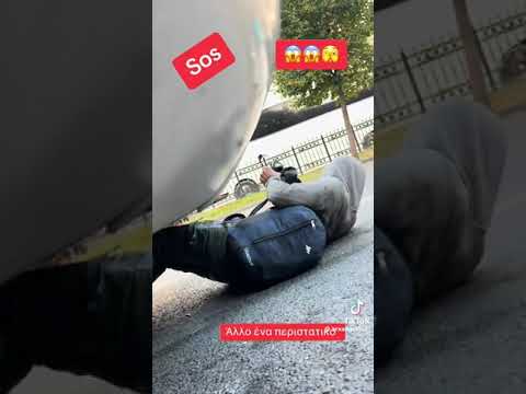 Έλληνας οδηγός απαθανατίζει σφηνωμένους μετανάστες στο πούλμαν του