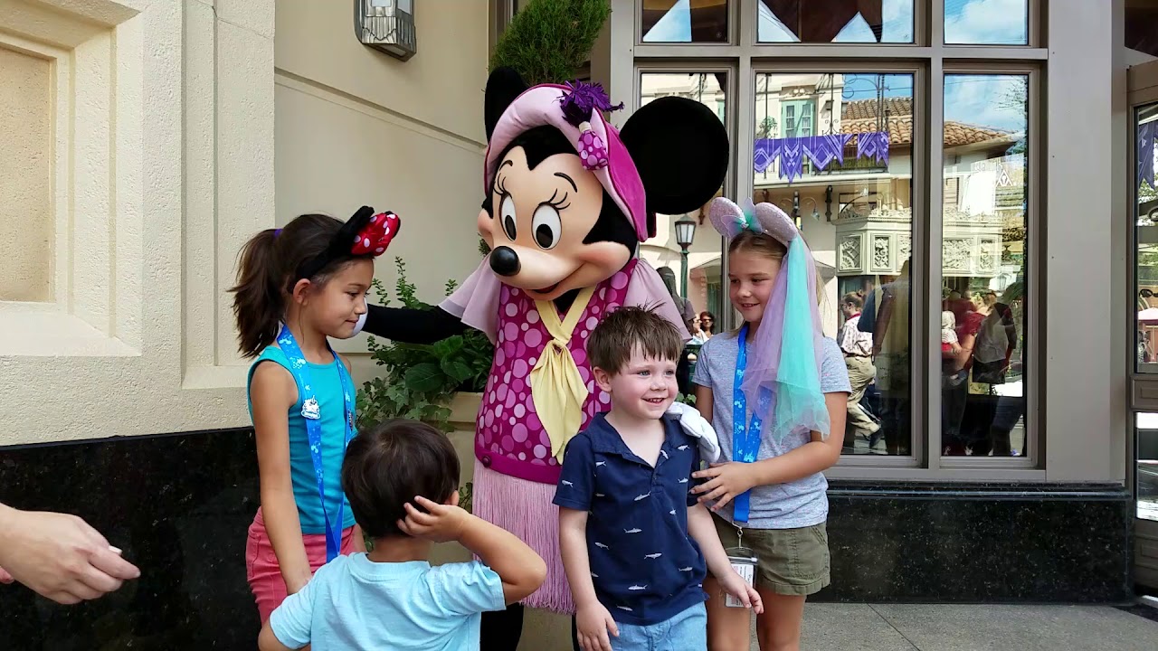 The kids meet Minnie