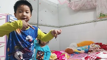 Sóc bắt đc con chuồn chuồn và cho chuồn chuồn ăn