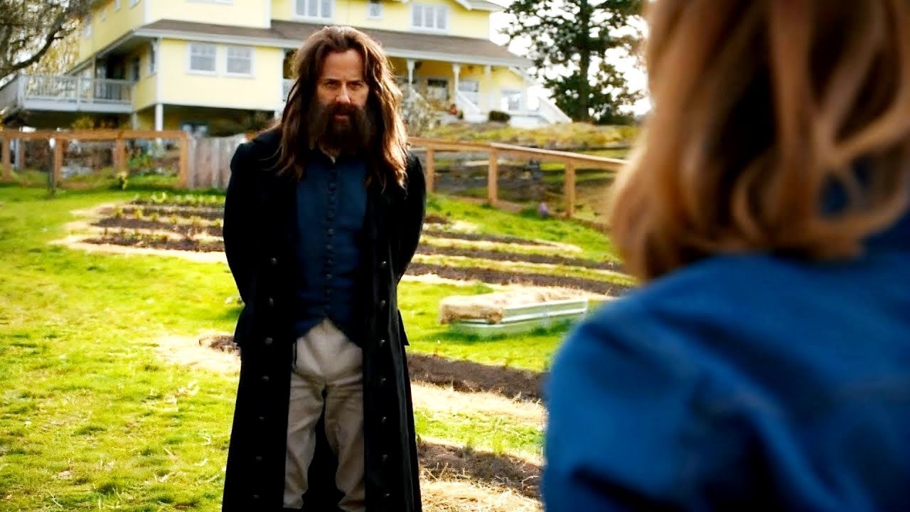 راجل من القرن الـ18 يصحى يلاقي نفسه في المستقبل، وبيلفت نظر ستات كتير بشكل غريب