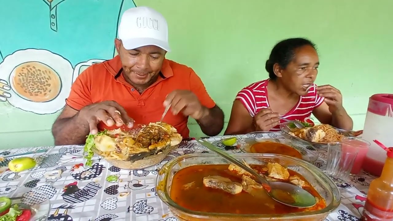 comendo o caldo do peixe