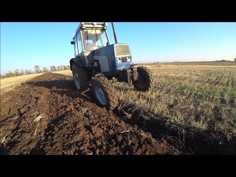 Ставим на плуг пластиковые отвалы.  ЮМЗ 8271 испытывает.