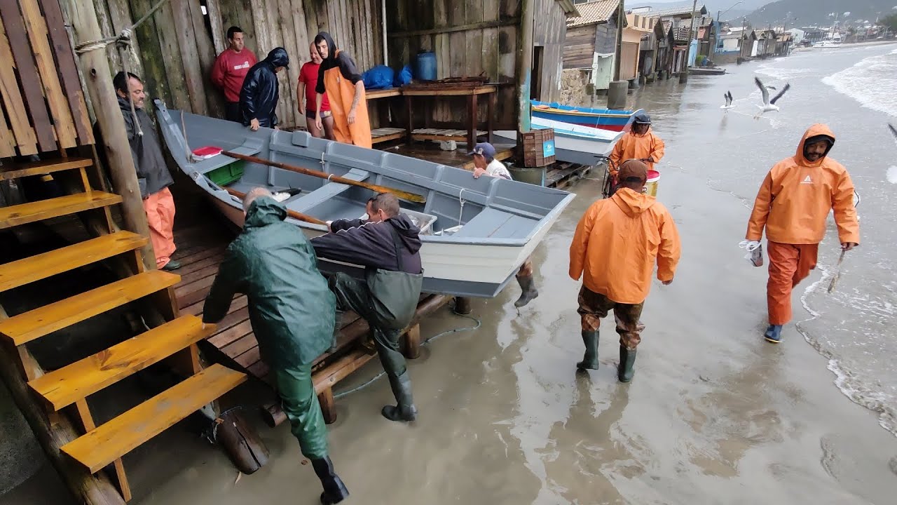 Garopaba, SC, Pescarias, dia de tempo instável, com chuva, rajadas de vento e trabalho incansável.