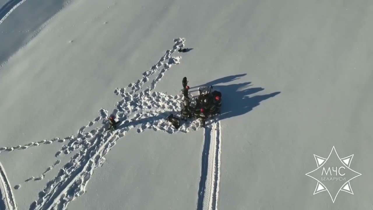 В поле под Минском замерзал человек — на помощь пришли спасатели и медики