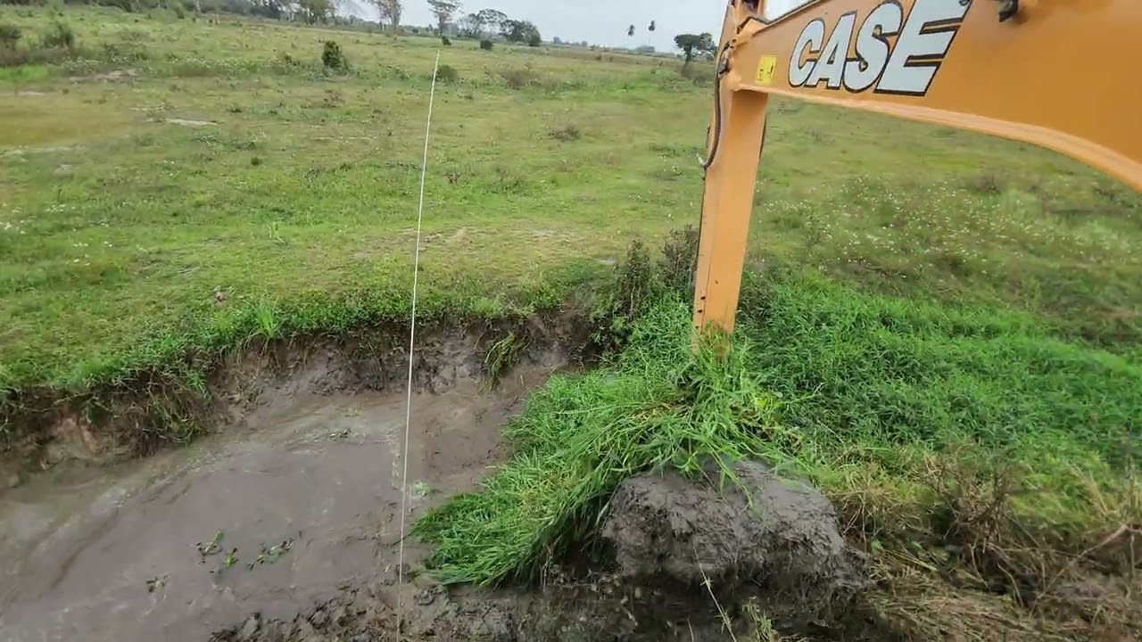 VALETÃO TOMADO POR MATOS E LAMA ✅ Escavadeira hidráulica ( 4 )