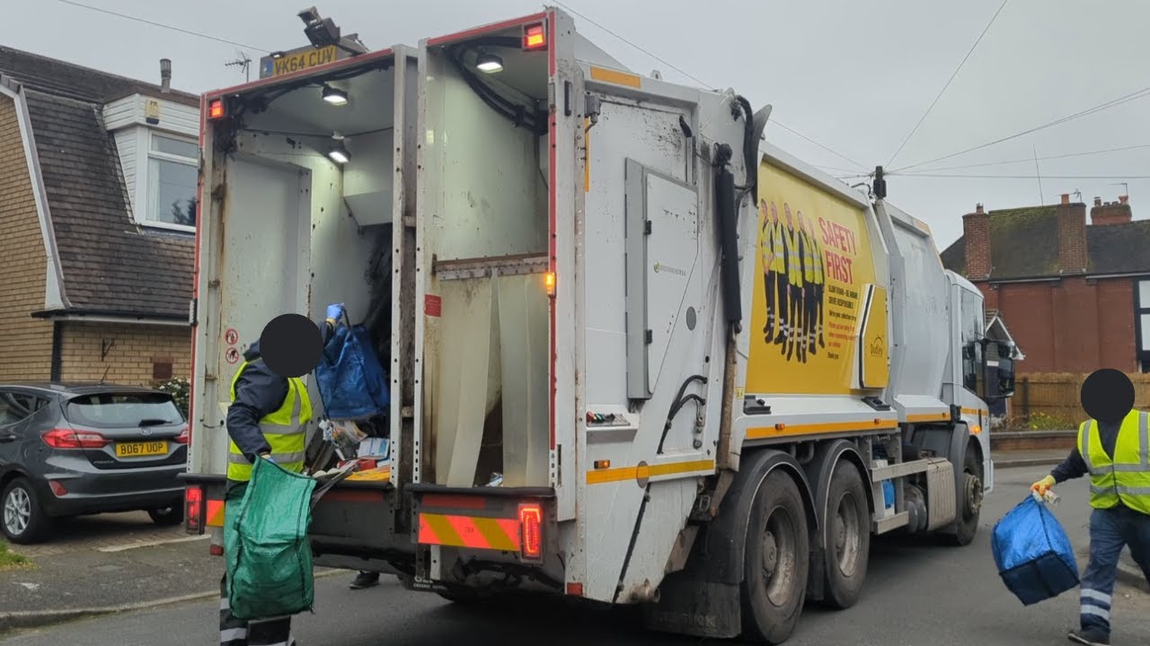 2014 Geesink MF300 Bin Lorry Collecting Recycling In Dudley