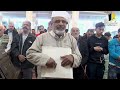 الشيخ عبد المجيد بن خليفة يؤم المصلين بمصحف قرآن بطريقة برايل للمكفوفين في صلاة التراويح الشيخ عبد المجيد بن خليفة يؤم المصلين بمصحف قرآن بطريقة برايل للمكفوفين في صلاة التراويح