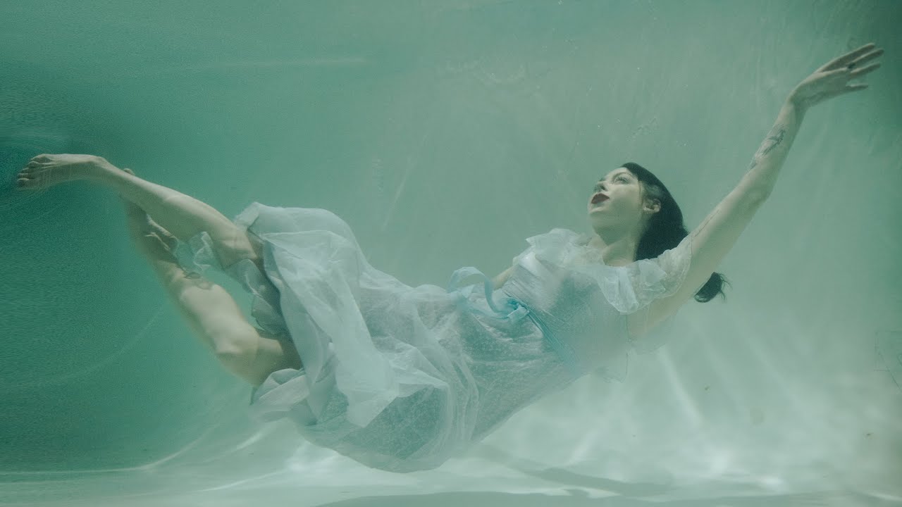 Penny Eau | deep blue (Official Music Video) adlı videoyu YouTube'da izle Penny Eau | deep blue (Official Music Video) adlı videoyu YouTube'da izle