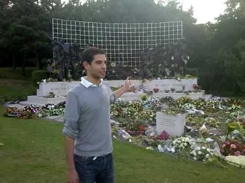 Edward describing the story of a statue (Netherlan...