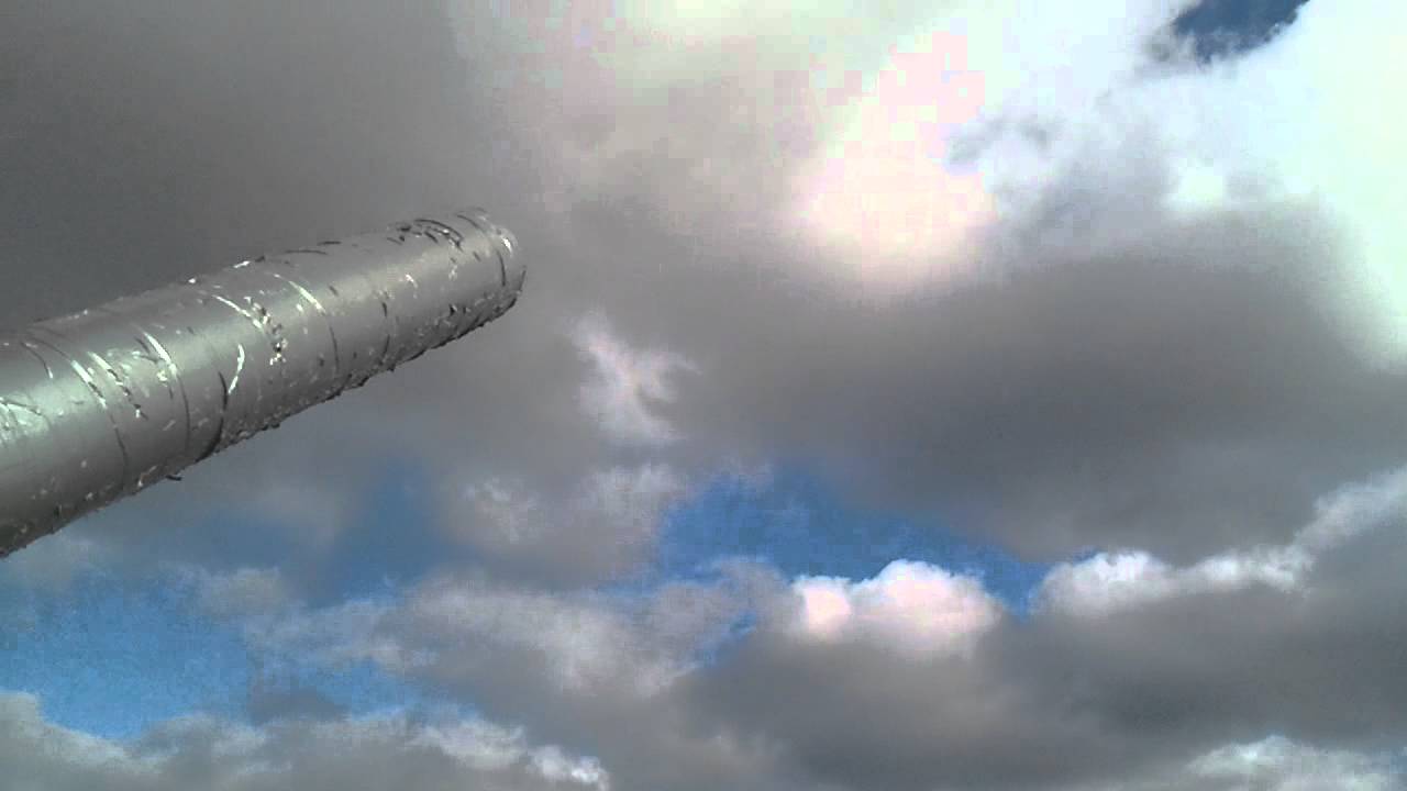 Kofetti Kanone schießt Colaflasche