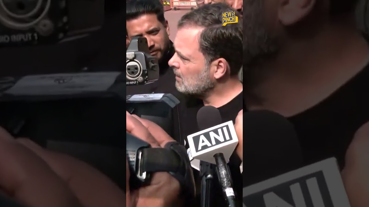 LoP Rahul Gandhi संसद में Rt. General Naravane की किताब '4 Stars of Destiny' लेकर पहुंचे