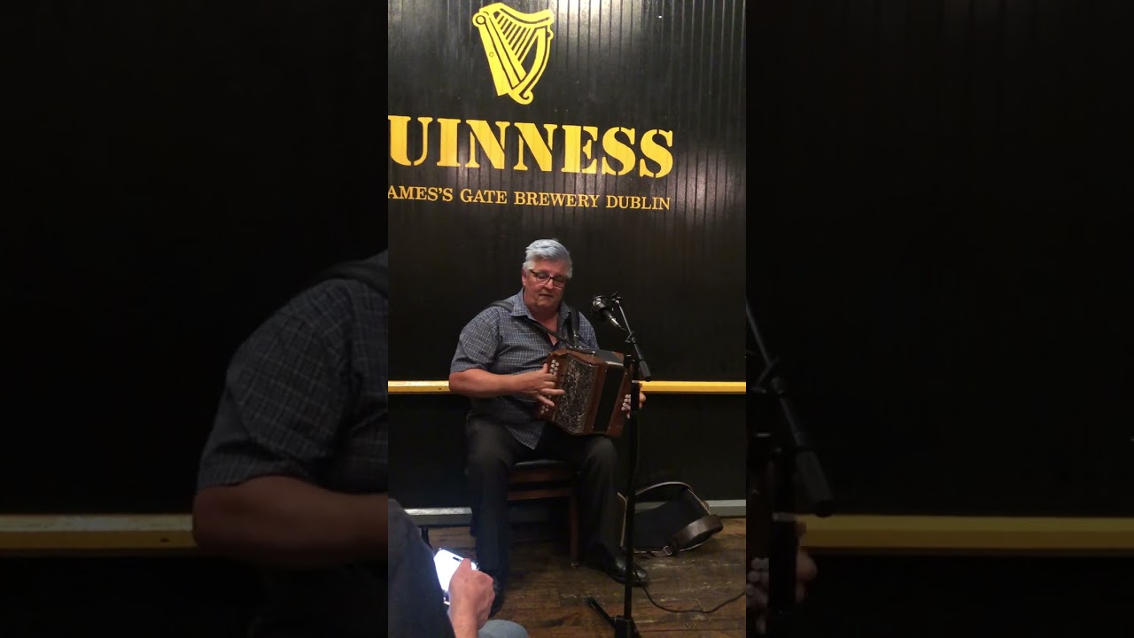 John Whelan plays a hornpipe at Hooley's La Mesa, San Diego