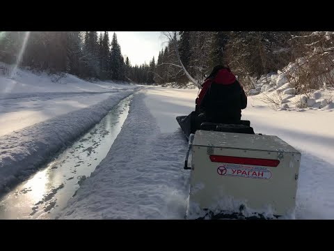 По наледи с