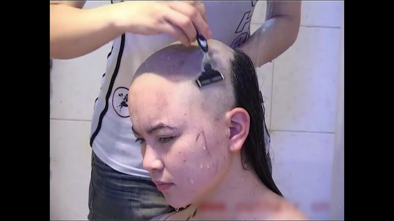 想剃個髮型可以在操場上可以在馬路邊甚至還可以在浴室裡，先用老式剃刀剃再用大剪刀剪最後刮光