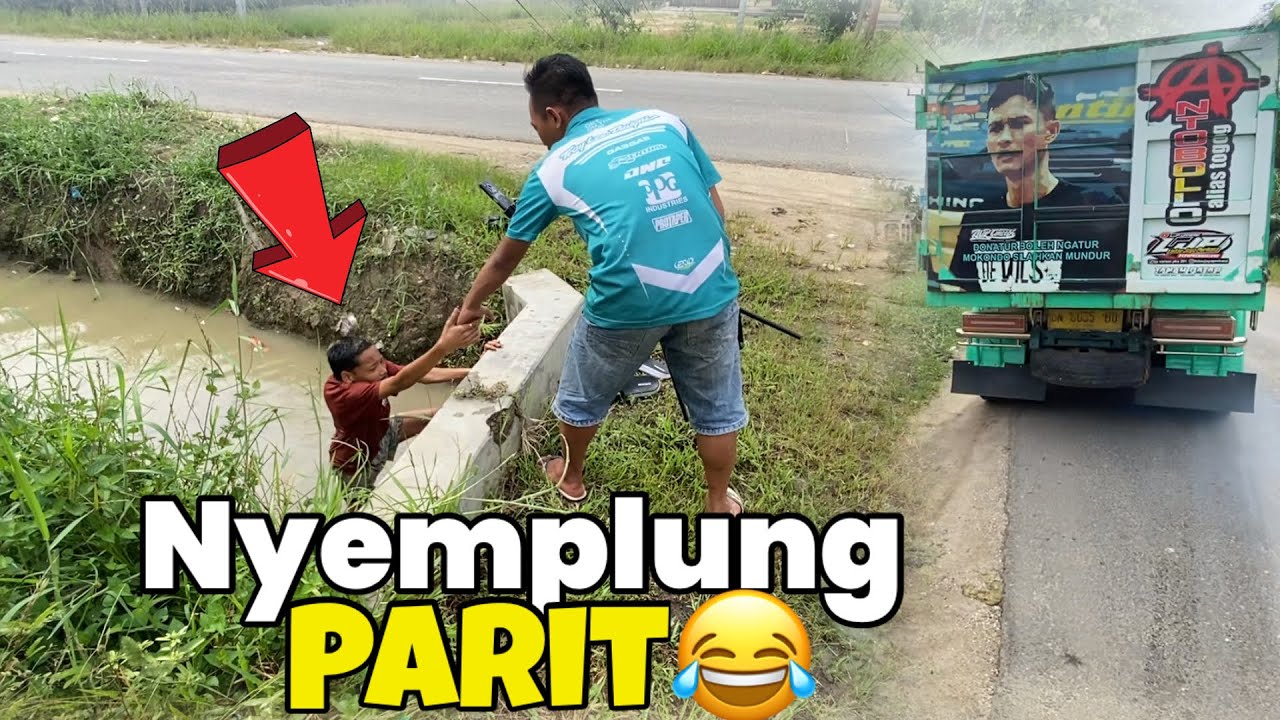 Hari masih lebaran malah nyemplung parit😁