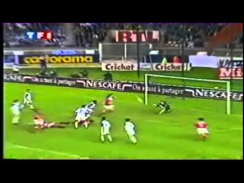 PETIT FANION 10*9 CM AJ.AUXERRE Vs NIMES OLYMPIQUE 1/2 COUPE DE FRANCE 2005