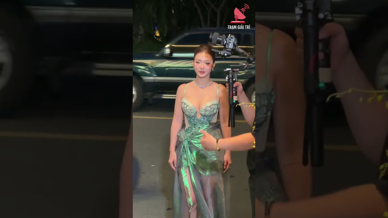Khả Ngân hóa thân tiên cá quyến rũ