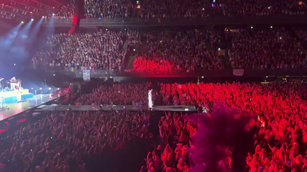 Harry Styles - Disco medley (Live in Amsterdam)