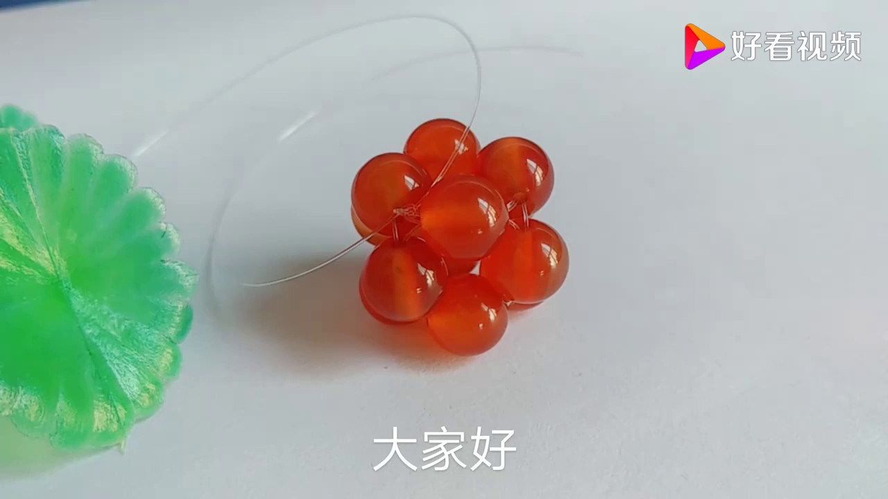 教你用12颗珠子串成圆球，常用来当装饰配件，晶莹剔透好可爱 好看视频