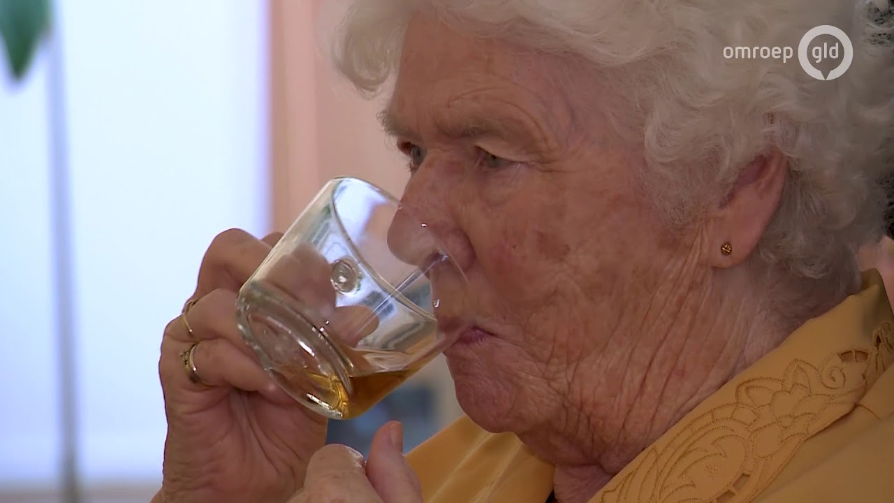 IJsjes en limonade voor ouderen vanwege warm weer