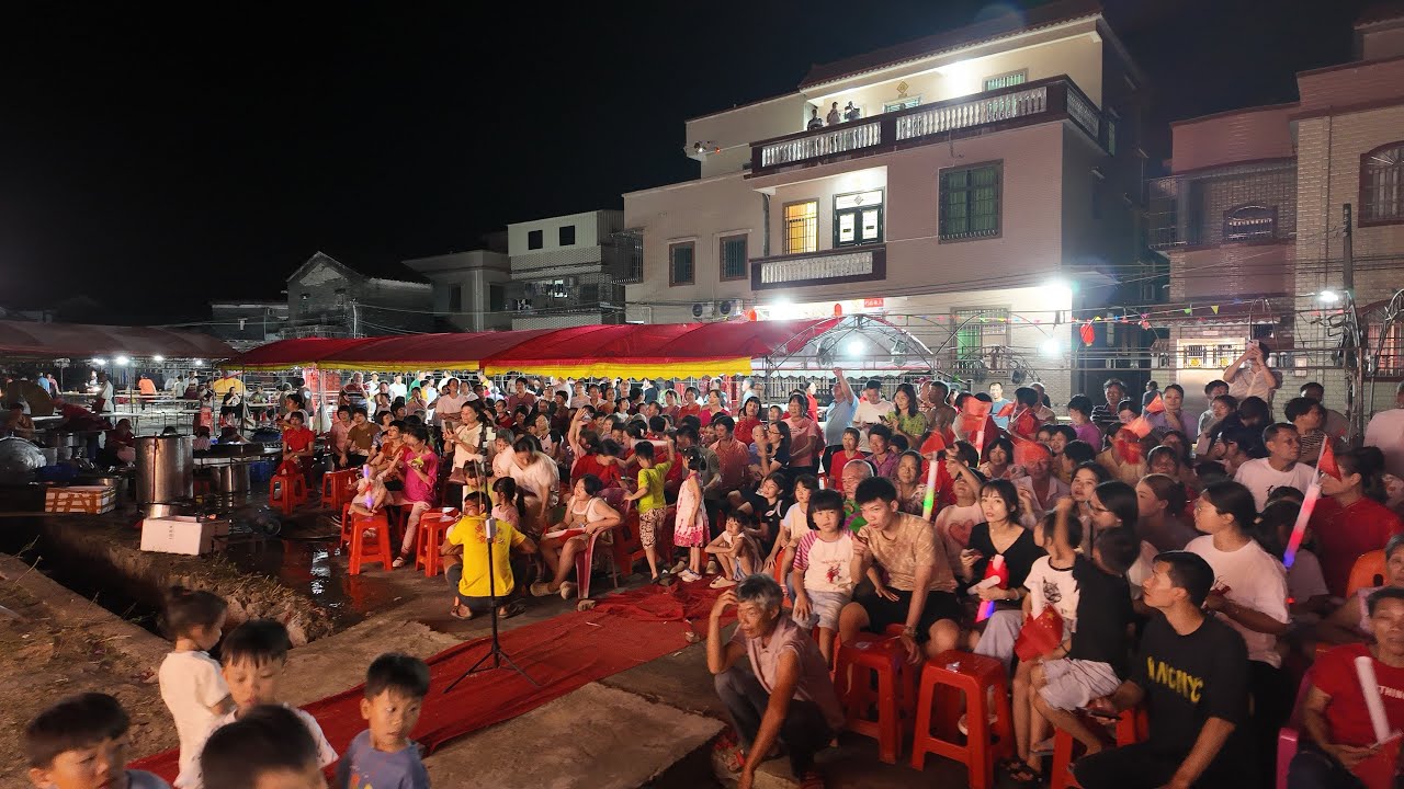 Toisan 台山百曉:樓前村的村民們多才多藝,這個晚會真是出彩,鶯歌燕舞各有千秋,台下觀眾哇聲連起!祝福他们村运亨通,人丁财旺,家庭幸福!#台山 ...