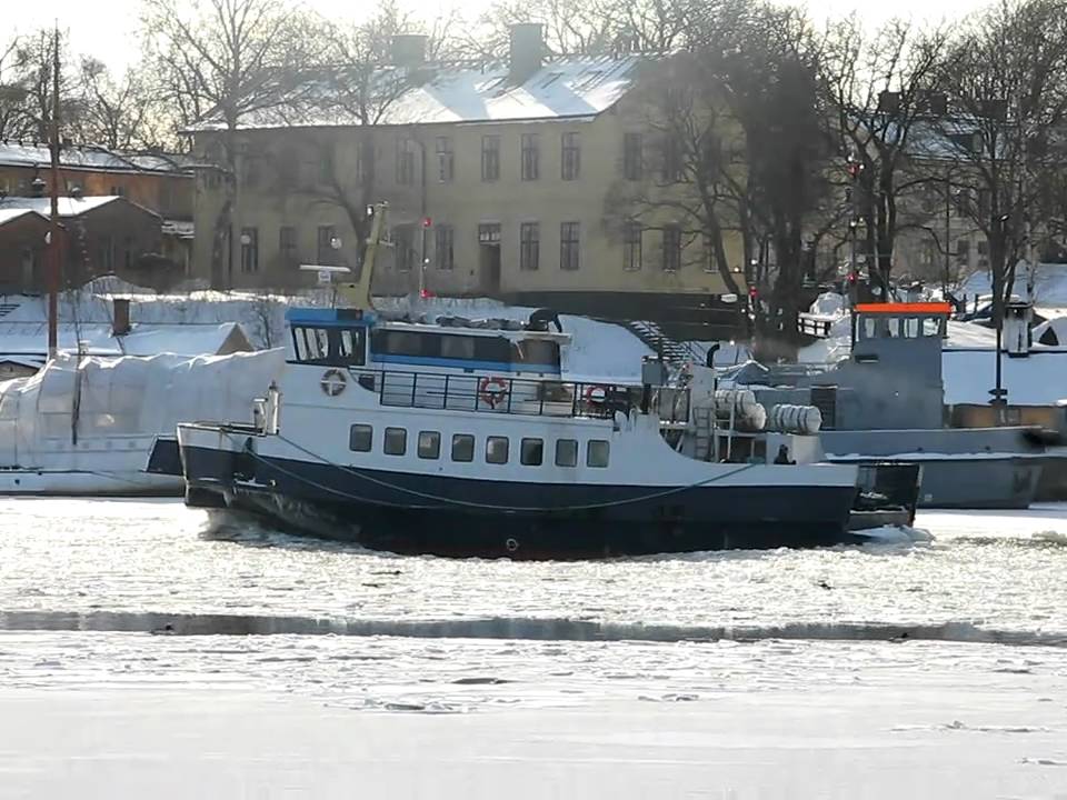 en liten färja isbrytare