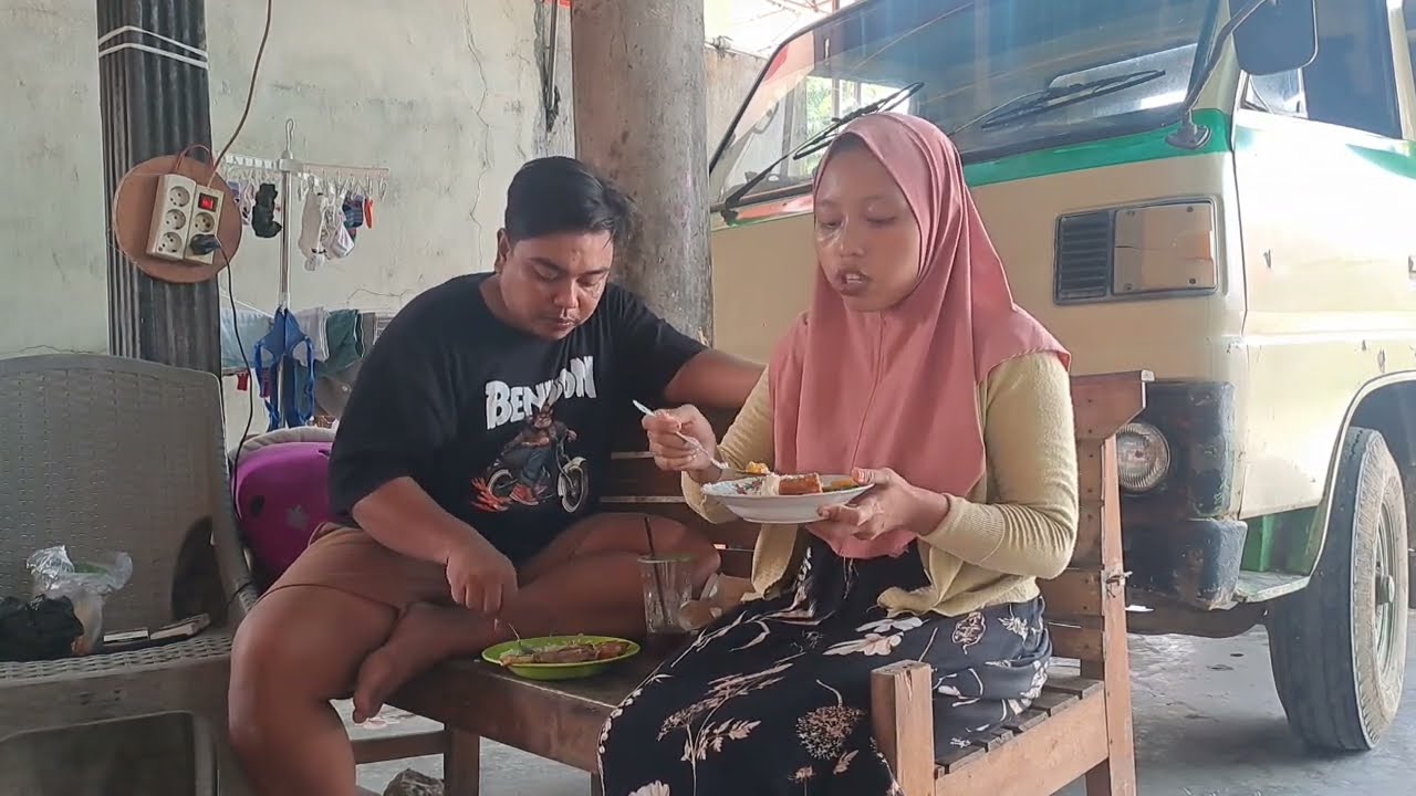 Bantuin Mb Anik Masak dan Sarapan Gembolan dari Emak xl
