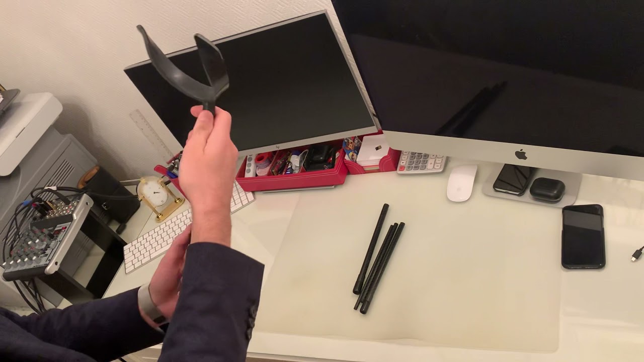 Карбоновая подставка для саксофона тенор - Carbon fiber tenor saxophone stand from Woodwinddesign