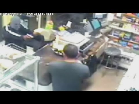 Brave store clerk uses machete to fight off armed robber in New York