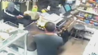 Brave store clerk uses machete to fight off armed robber in New York
