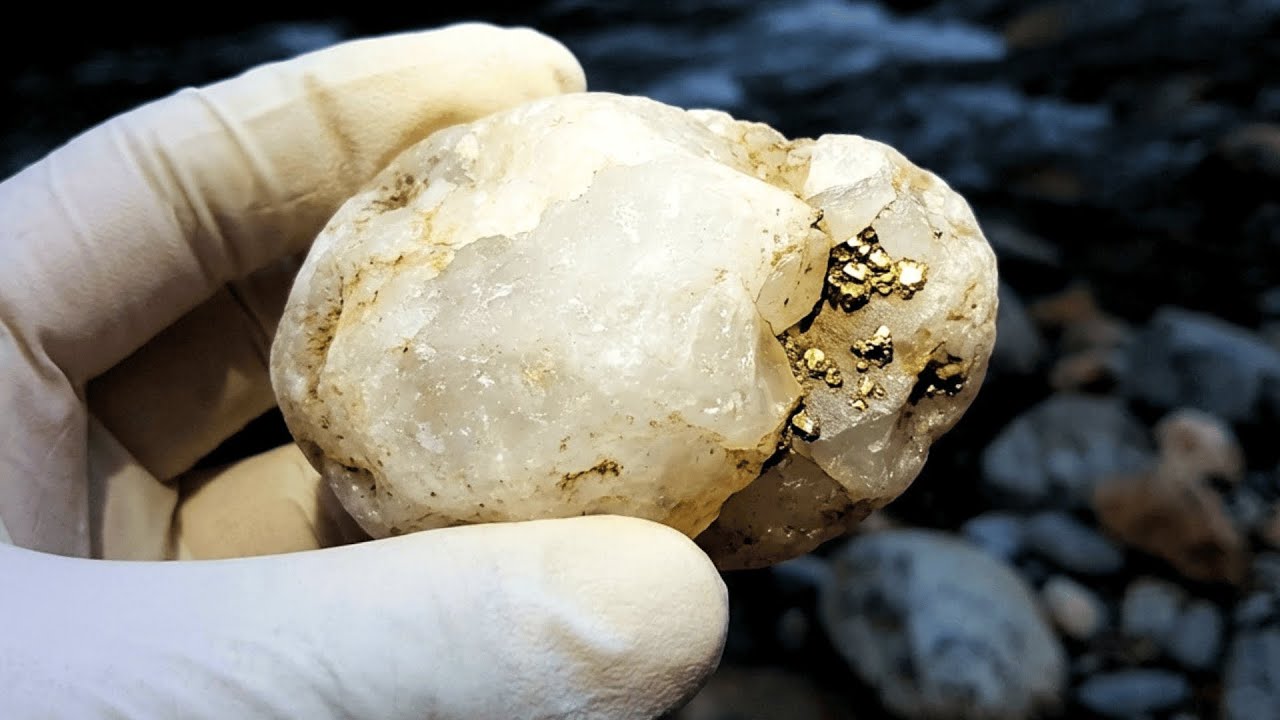В каких кварцевых камнях, найденных в реках, скрыты кристаллы золота?